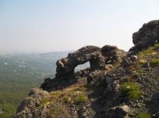 Caratteristico arco roccioso sulla dorsale del Monte Menegosa